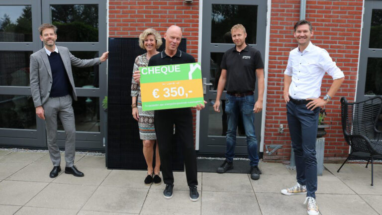 100.000ste zonnepaneel van inkoopactie geplaatst bij Alkmaarse familie De Maa
