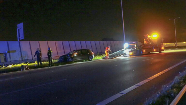 Bestuurder schrijft tijdens nachtrit Volkswagen Golf af op N242