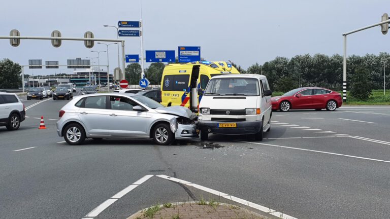 Aanrijding zonder gewonden op kruising Nieuwe Schermerweg