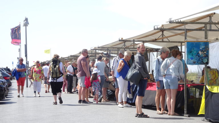 Zondag kunstmarkt op de Boulevard Noord in Egmond aan Zee 🗓