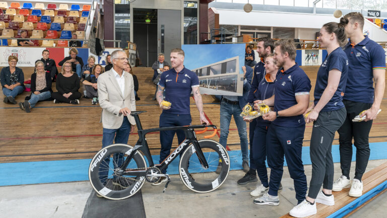 Alkmaar huldigt Olympische baanwielrenners tijdens trainingskamp in Sportpaleis
