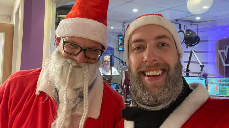 Kerstmannen trekken op kerstmotor door de wijde regio voor het goede doel