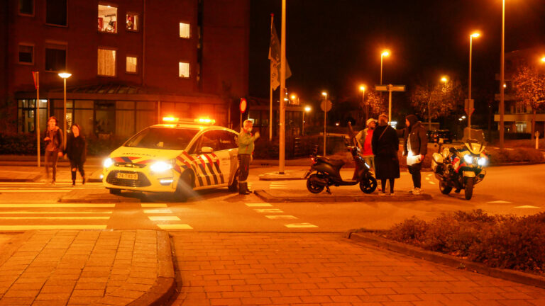 Auto schept scooter op rotonde Laan van Bath, geen gewonden