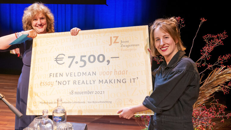 Fien Veldman winnares van de Joost Zwagerman Essayprijs 2021