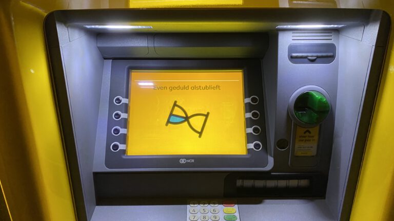 Bergenaren kunnen van vroeg tot laat contant geld storten en opnemen op Plein