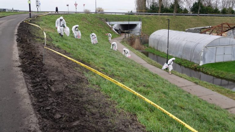 Verwijdering van asbestdeeltjes in omgeving van afgebrande loodsen duurt voort