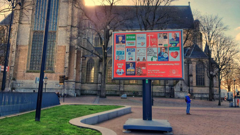 Geen ‘plakoorlog’ meer: gemeente Alkmaar plaatst zestien voorgedrukte verkiezingsborden