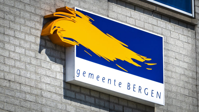 Minister geeft gemeente Bergen weer tik op de vingers