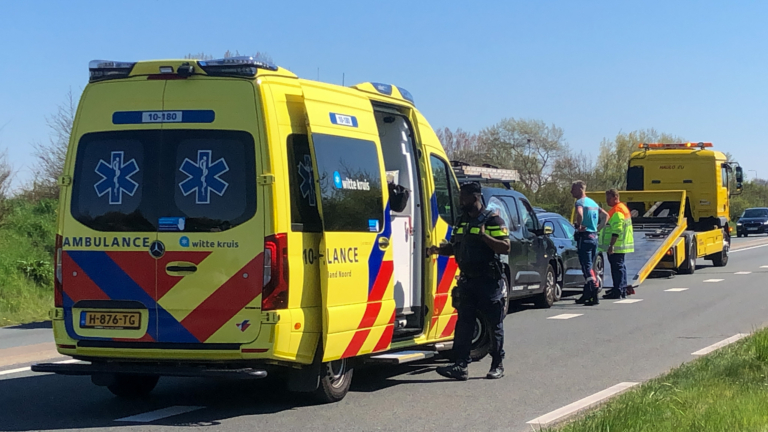 Kop-staartbotsing op N9 bij Schoorldam