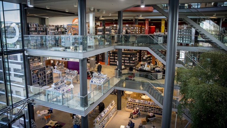 Bibliotheek Kennemerwaard stopt met aanschaf dvd’s: “Dit is een kantelpunt”
