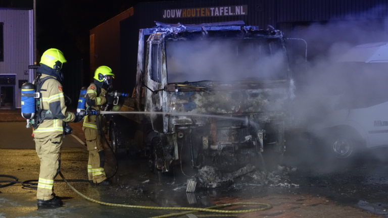 Bergingswagen aan Lorentzstraat in Oudorp verwoest door brandstichters