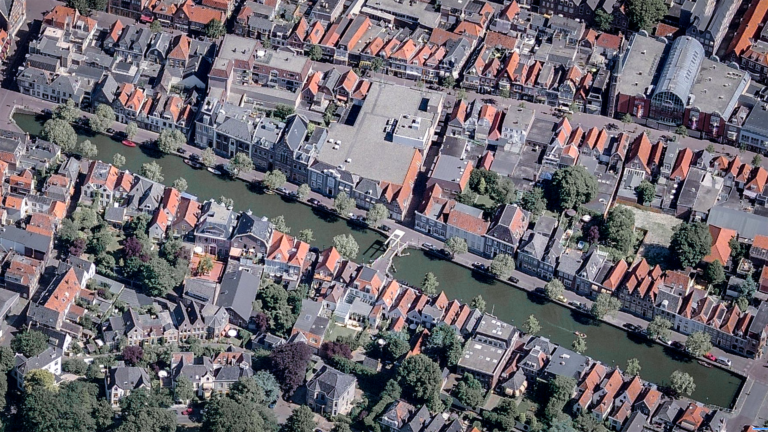 Bewoners winnen rechtszaak: Oudegracht in Alkmaar moet weer eenrichtingsverkeer worden