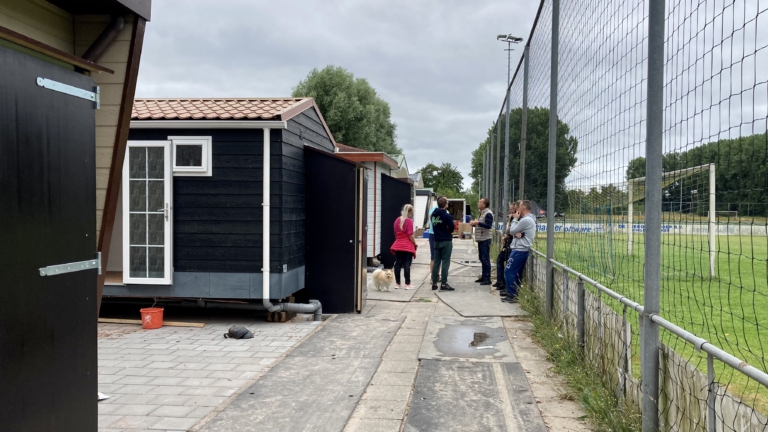 Alkmaarse woonwagenbezetters toch niet weg: “Bewaker pakte me in nekklem”