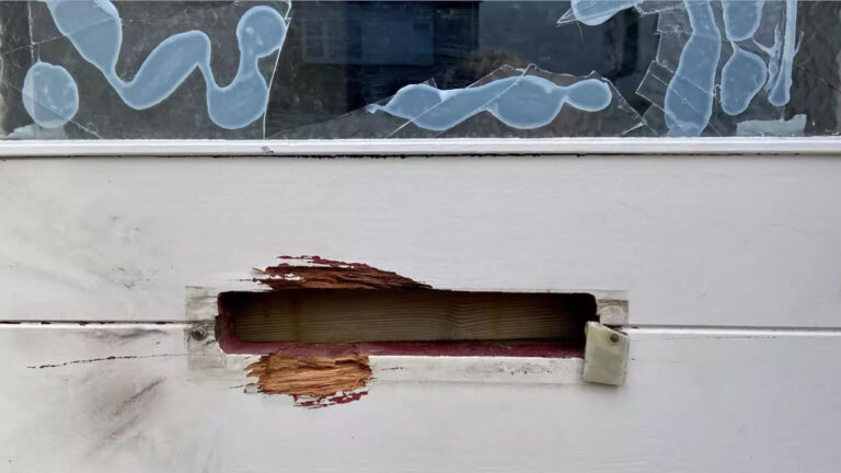 Taakstraf en behandeling voor jongen die zwaar vuurwerk bij woning aan Urkstraat naar binnen gooide