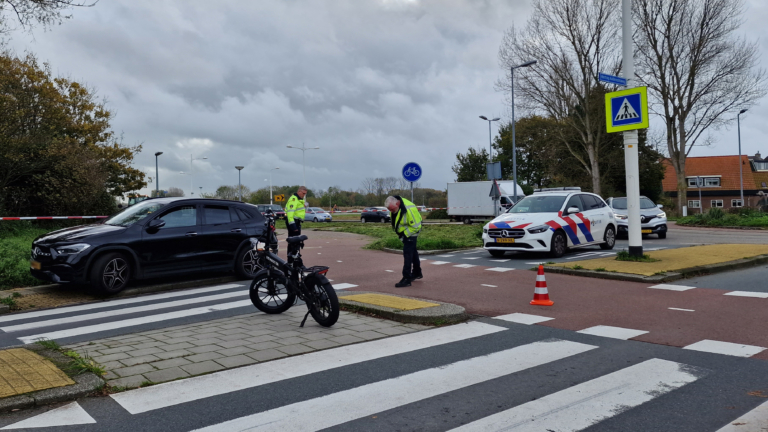 Fietser met spoed naar ziekenhuis na aanrijding op Alkmaarse rotonde