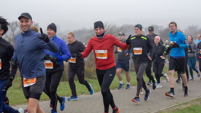 Duizend deelnemers lopen frisse Pre-Run NN Egmond Halve Marathon