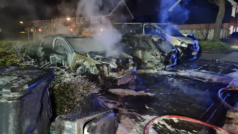Drie voertuigen gaan verloren bij nachtelijke autobrand in Heerhugowaard