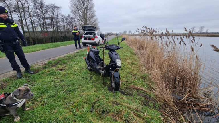 Hulpdiensten naar Waarddijk Noord in Oudkarspel na vondst scooter in water