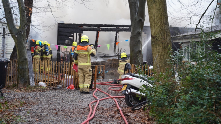 Tijdelijk bewoond tuinhuis in Heiloo volledig verwoest door brand