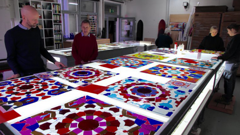 Met man en macht wordt gewerkt aan hoogste glas-in-loodramen van Europa voor Alkmaarse Grote kerk