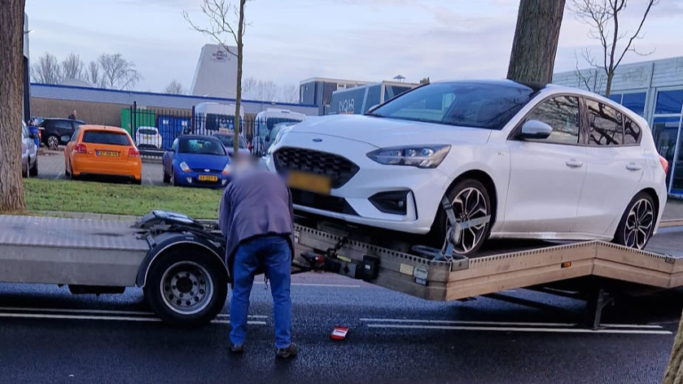 Chauffeur verliest oplegger met auto in Heerhugowaard