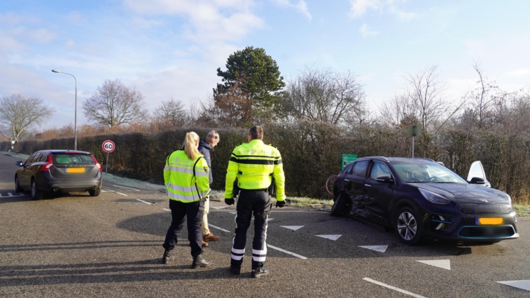 Veel schade en één slachtoffer naar ziekenhuis na ongeval op Herenweg bij Egmond aan den Hoef