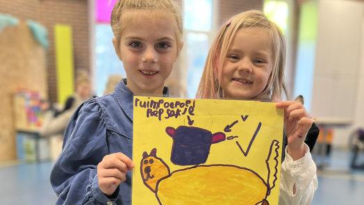 Kinderen van Het Klimduin maken anti-poepbordjes; “We zijn constant bezig met poepschoenen schoonmaken”