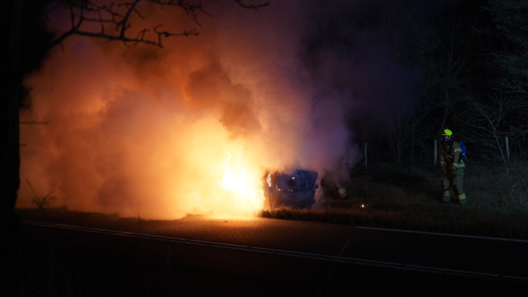 Achtergelaten Citroën brandt volledig uit langs Zeeweg bij Bergen aan Zee