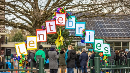 Lentebries parade in het Nollenbos door basisschool Teun de Jager: “Ze vinden het hartstikke leuk”