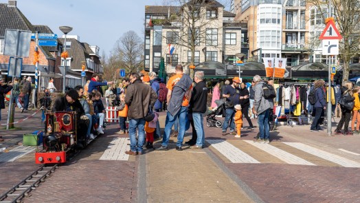 Echt Bergens tintje tussen al het oranje van de vrijmarkt