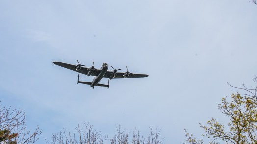 Toch nog herdenkingsvlucht met Lancaster over militaire begraafplaats Bergen
