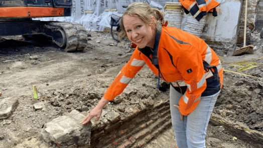 Alkmaarse archeologen doen verrassende middeleeuwse vondst in centrum: “Deze haard stamt uit 1350”