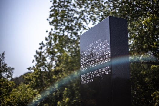 Indrukwekkende herdenking Kamp Schoorl: “We moeten stilstaan bij de verschrikkingen van toen”