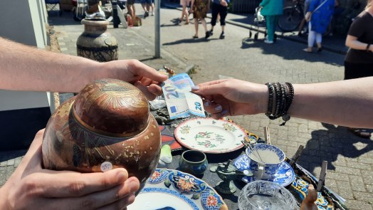 Koopjesjagen tijdens Hoever Dorpsfeest: “Het is gezellig en er zijn leuke dingen te koop”