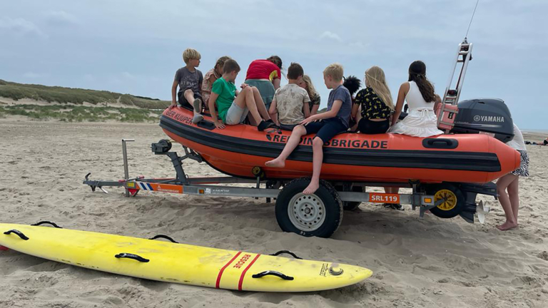 Scholieren leren wat te doen bij een mui: ‘Voorbereid op plezier van water, maar ook het gevaar’