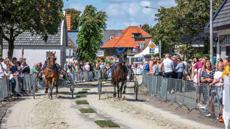 Start van Zomerfestival Egmond met Kortebaan Draverij: “Het is elk jaar weer iets om naar uit te kijken”