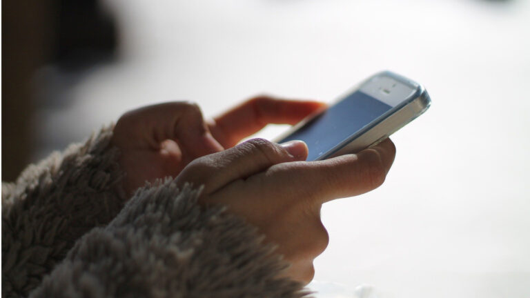 Jeugdagent Yuksel hoort te vaak over angst voor sexting en neemt initiatief voor stopbrief