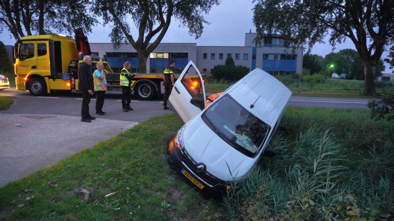 Bij het laatste krantje de bocht te krap nemen maakt assistentie berger noodzakelijk