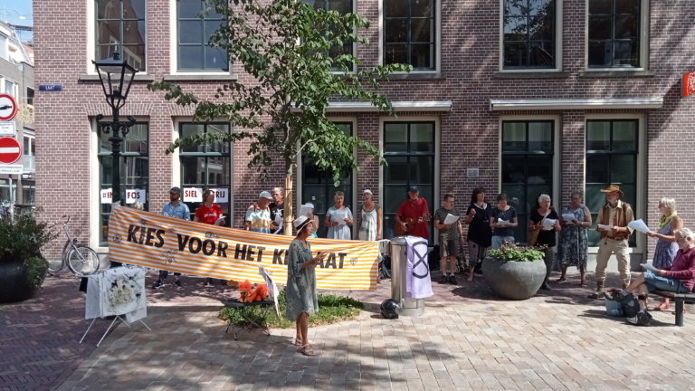 Extinction Rebellion houdt muzikale demonstratie bij ING-filiaal in Alkmaar
