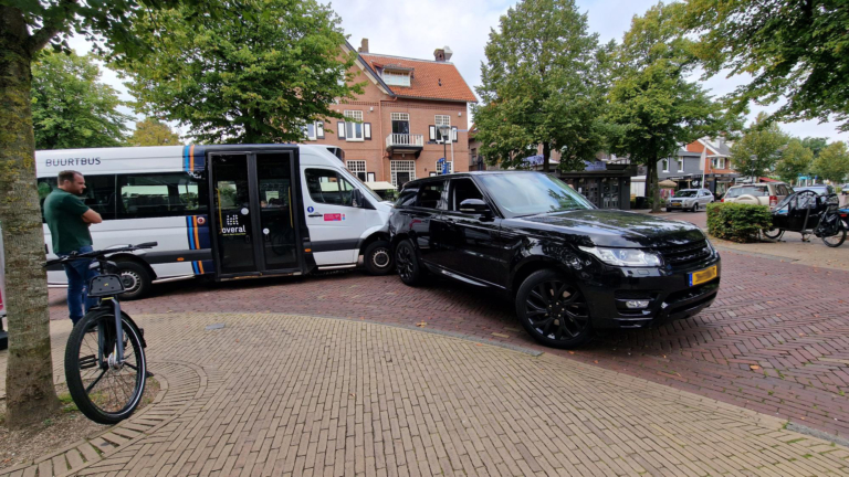 Chauffeur van buurtbus botst achterop auto in centrum van Bergen