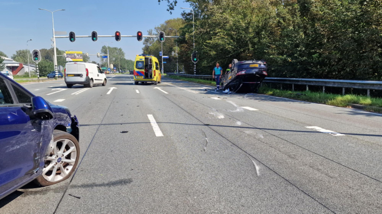 Auto over de kop op Alkmaarse ringweg