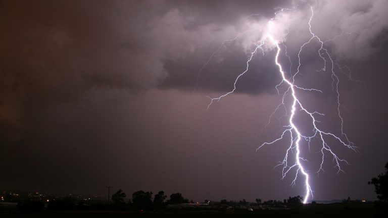 Onstuimig begin wintertijd: harde windstoten en onweer in regio