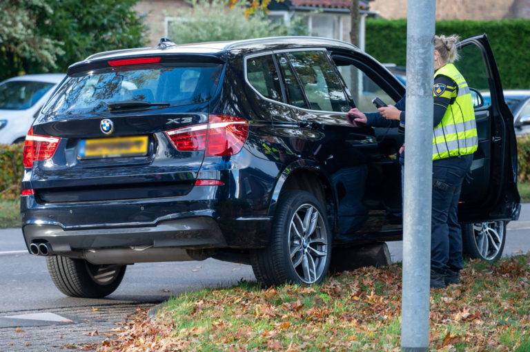 Auto belandt bovenop steen in Bergen
