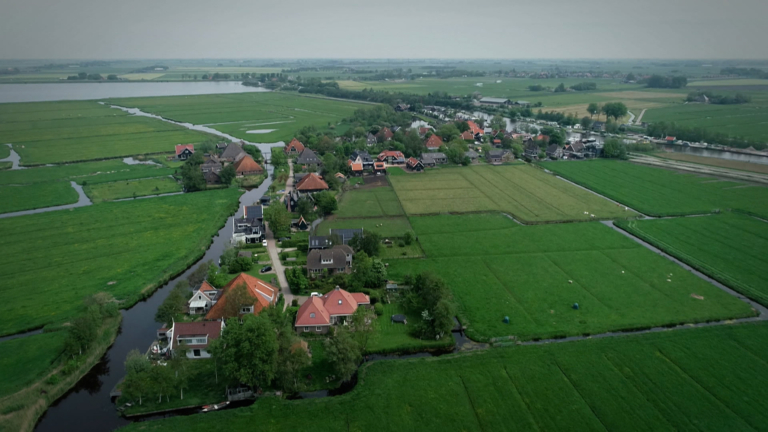 Eiland De Woude was door defecte pont tijdelijk niet bereikbaar voor auto’s