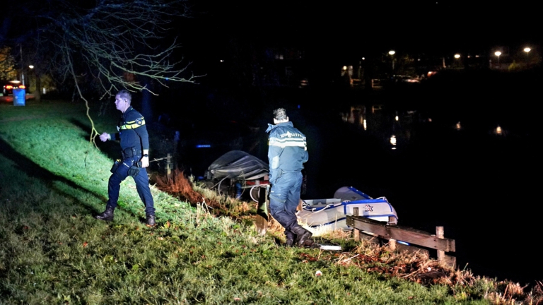 Oudere man met rollator valt in water langs Mauritskade