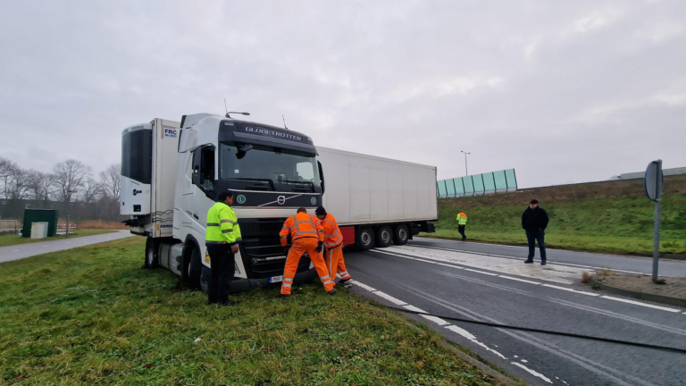 Vrachtwagen geschaard op afrit van N242 bij AZ stadion