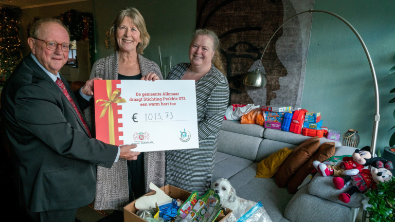 Gemeente Alkmaar doneert geld uit gevonden voorwerpen aan Stichting Prakkie 072