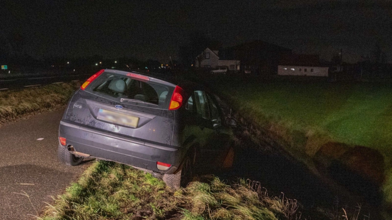 Auto raakt bijna te water langs N9, maar van bestuurder ontbreekt elk spoor