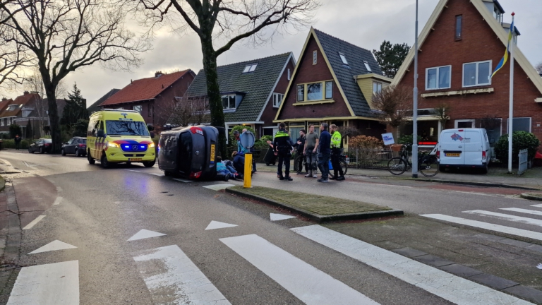 Omstanders leggen auto op de kant om in Heiloo aangereden fietser te bevrijden