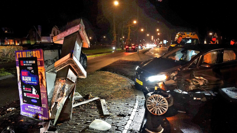 Automobilist gewond bij harde botsing tegen reclamezuil op Kennemerstraatweg